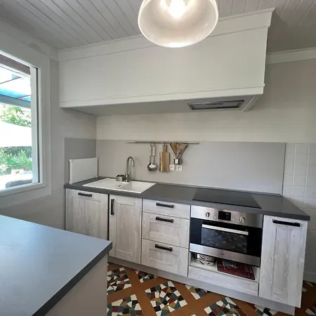 別荘 2-bedroom House With Private Garden And Pool