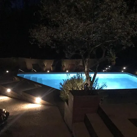 2-bedroom House With Private Garden And Pool